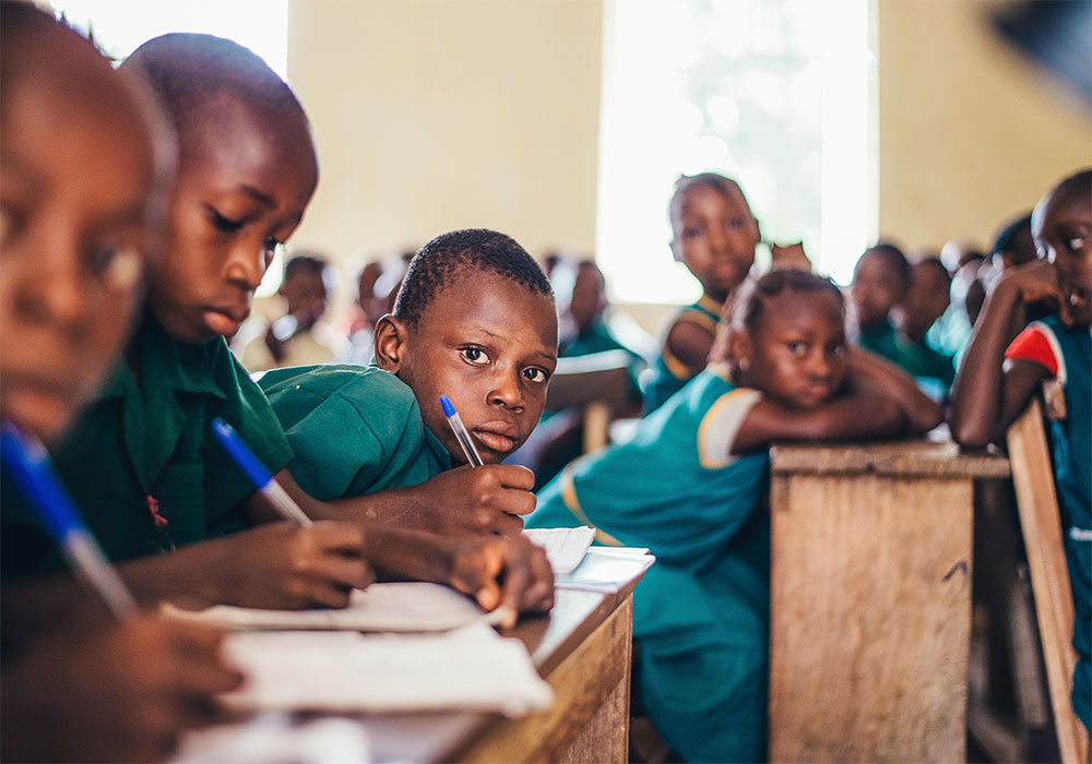 Crianças a estudar ao ar livre